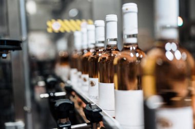 Sanayi şarabı şişeleme fabrikası teması. İçki şişeleme ve paketleme için modern sanayi üretim hattı. 