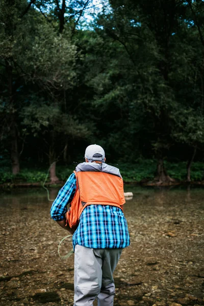 Homem Sênior Está Pescando Sozinho Rio Montanha Rápida Pessoas Ativas — Fotografia de Stock