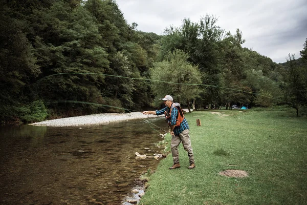 Hombre Mayor Está Pescando Solo Río Montaña Rápida Gente Activa — Foto de Stock