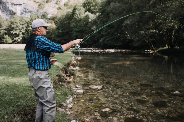 Kıdemli Adam Hızlı Dağ Nehrinde Tek Başına Balık Tutuyor Aktif — Stok fotoğraf