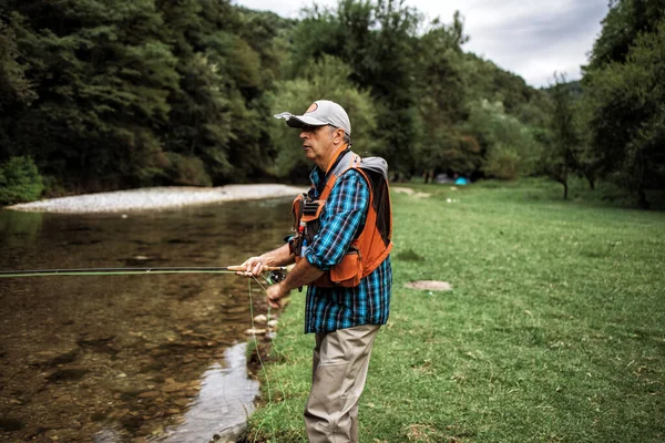 Uomo Anziano Sta Pescando Solo Sul Fiume Fast Mountain Persone — Foto Stock