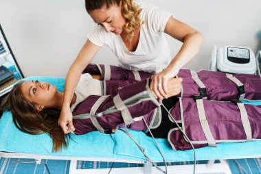 Basınç terapisi selülit azaltma kıyafeti. Lenfatik drenaj kilo kaybı. Sağlık vücudu ve güzellik gelişimi için modern teknoloji tedavisi.