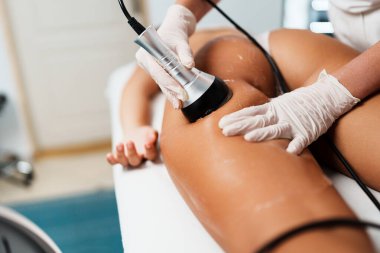 Süpürge bipolar ve çok kutuplu kavitasyon. Cilt esnekliğini ve yağ kaybını artırmak için modern teknoloji ve sağlık vücudu ve güzellik iyileştirmesi.
