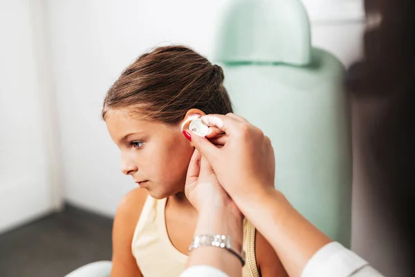 Female Audiologist Examining Girl Ear Using Otoscope Doctors Office Child — Fotografia de Stock