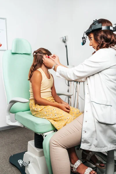 Female Audiologist Examining Girl Ear Using Otoscope Doctors Office Child — Foto Stock