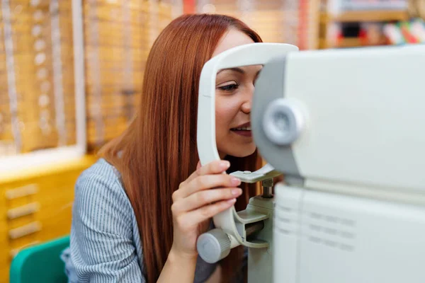 Beautiful Young Redhead Woman Smiling Eyesight Diopter Examination Checkup Eye — Stockfoto