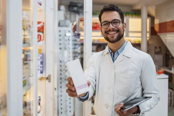 Giovane Farmacista Sesso Maschile Che Lavora Una Farmacia Felice Sorrise — Foto Stock