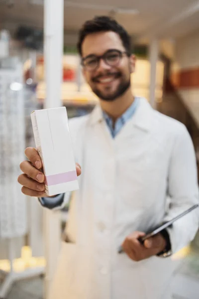 Giovane Farmacista Sesso Maschile Che Lavora Una Farmacia Felice Sorrise — Foto Stock