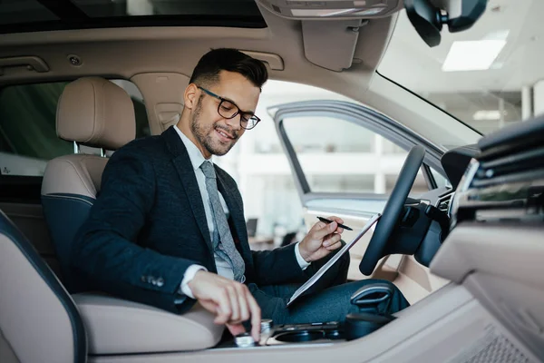 Vendedor Coches Que Trabaja Sala Exposición Control Calidad Verificación Los — Foto de Stock