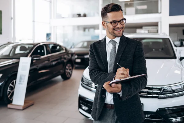 Příjemný Příjemný Přátelský Obchodník Staví Autosalonu Nebo Showroom — Stock fotografie