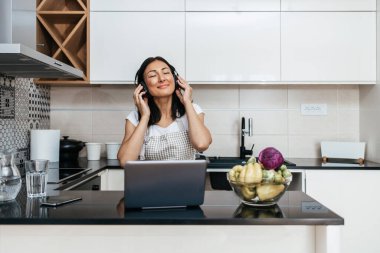 Güzel ve mutlu orta yaşlı bir kadın dairesinde yalnız oturuyor ve boş zamanlarında eğleniyor. Müzik dinlemek, şarkı söylemek ve dans etmek için dizüstü bilgisayar ve tablet kullanıyor..