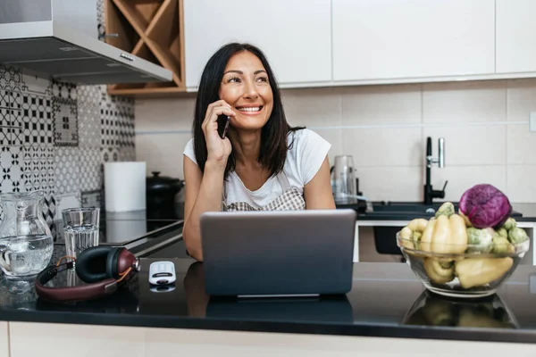 Beautiful Middle Age Woman Sitting Alone Her Apartment Enjoying Free — Stock Photo, Image