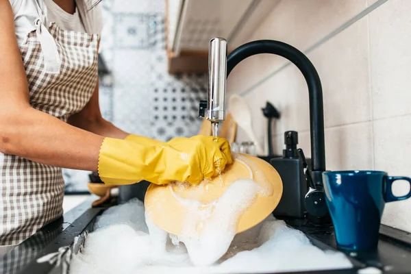 Jovem Mulher Adulta Com Luvas Proteção Amarelas Lavando Seus Pratos — Fotografia de Stock