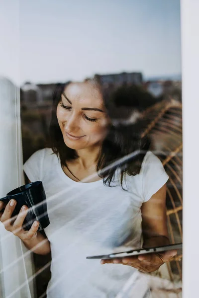 Mulher Sorridente Positiva Olha Pela Janela Seu Apartamento Escritório Ela — Fotografia de Stock