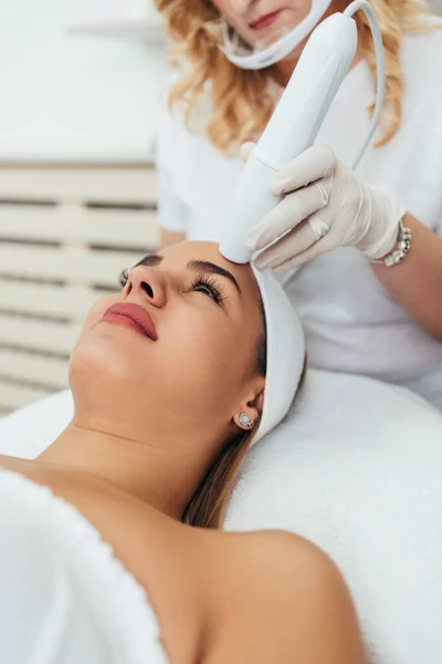 Beautiful Attractive Adult Woman Receiving Professional Facial Care Skin Beauty — Fotografie, imagine de stoc