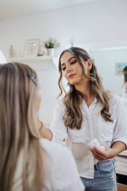 Makyaj süreci. Makyaj için makyaj yapan profesyonel bir sanatçı. Güzellik salonundaki güzel sarışın kadının portresini yakından çek..