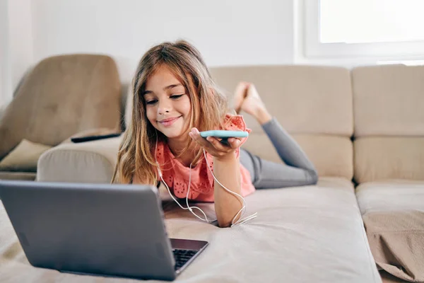 Gadis Cantik Terletak Sofa Ruang Tamu Dan Menggunakan Laptop Dan — Stok Foto