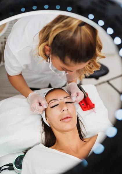 Vacker Ung Vuxen Kvinna Som Får Professionell Permanent Makeup Behandling — Stockfoto