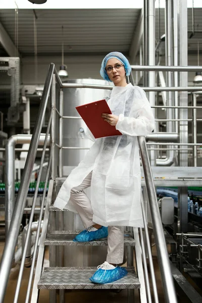Arbeiterinnen Schutzkleidung Die Der Forschungs Und Produktionsfabrik Für Medizinische Hilfsmittel — Stockfoto