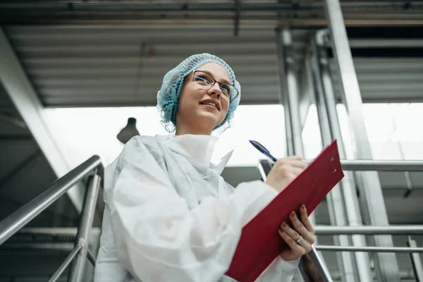 Vrouwelijke Werknemer Beschermende Werkkleding Die Werkt Medische Benodigdheden Onderzoek Productie — Stockfoto