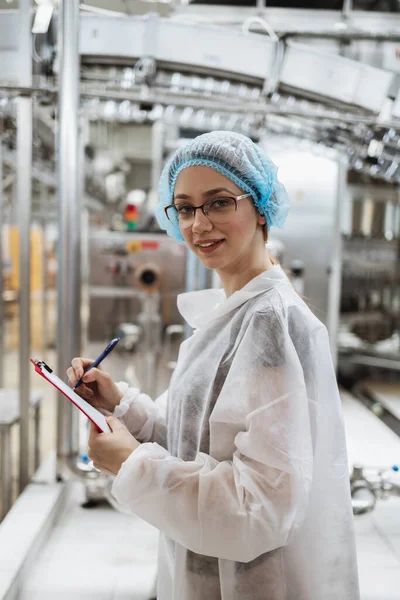 Lavoratrice Abiti Lavoro Protettivi Che Lavora Nella Fabbrica Ricerca Produzione — Foto Stock