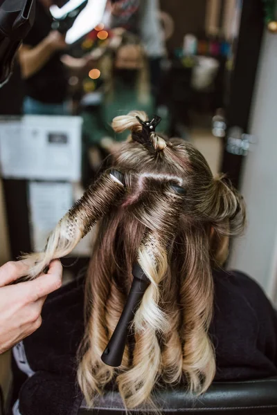 髪を染め 美容室でハイライトを作る後の女性の美しい髪型 — ストック写真