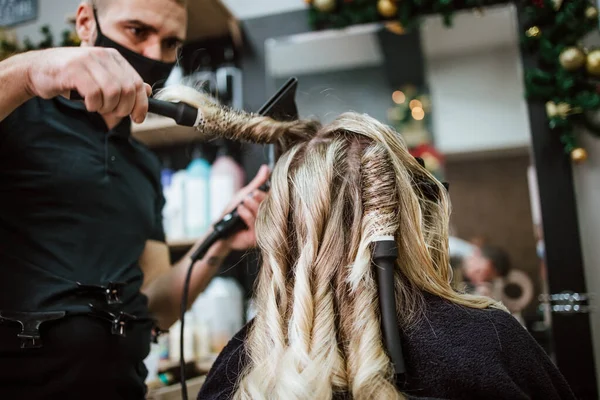髪を染め 美容室でハイライトを作る後の女性の美しい髪型 — ストック写真