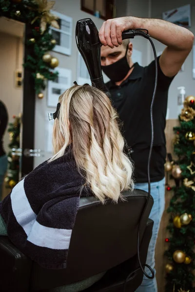 Hermoso Peinado Mujer Después Teñir Cabello Hacer Más Destacados Salón —  Fotos de Stock