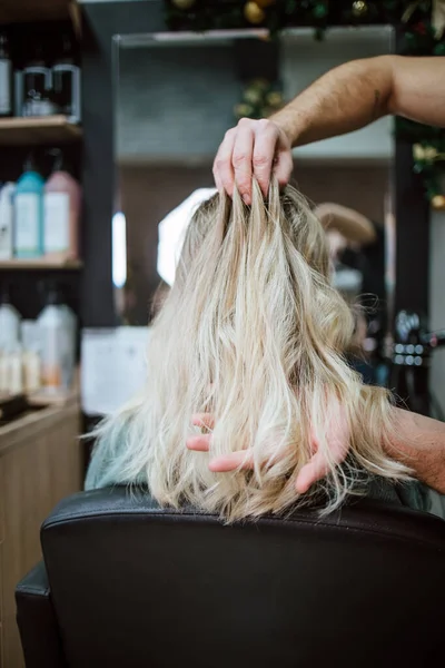 Penteado Bonito Mulher Depois Tingir Cabelo Fazer Destaques Salão Cabeleireiro — Fotografia de Stock