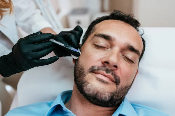 Guapo Barbudo Mediana Edad Está Recibiendo Inyecciones Faciales Rejuvenecedoras Clínica — Foto de Stock