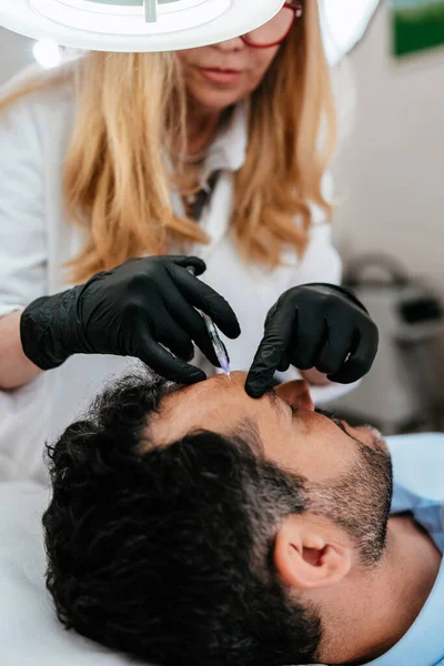 Snygg Medelålders Skäggig Man Får Föryngrande Ansiktsinjektion Skönhetskliniken Experten Kosmetolog — Stockfoto