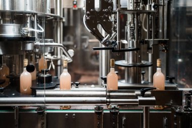 Sanayi şarabı şişeleme fabrikası teması. İçki şişeleme ve paketleme için modern sanayi üretim hattı. 