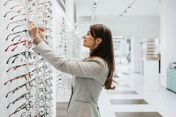 Modern Optik Mağazada Gözlük Çerçevesi Seçen Güzel Şık Bir Kadın — Stok fotoğraf