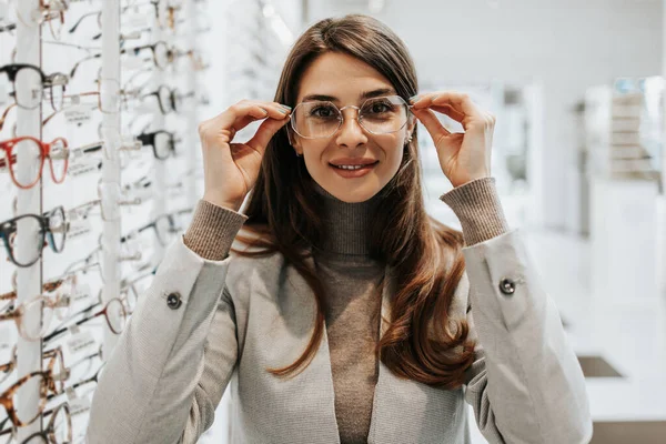 Belle Mode Femme Choisissant Monture Lunettes Dans Magasin Optique Moderne — Photo