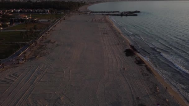 Veduta Aerea Ampia Spiaggia Sul Tramonto Persone Stanno Lasciando Spiaggia — Video Stock