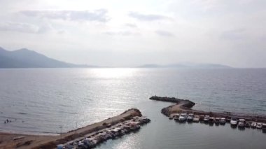 İnsansız Hava Aracı Büyük Ege Deniz Manzaralı ve Ada Görünümlü Bir Balıkçı Barınağının Arkasından İniyor