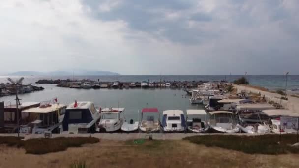 Drone Que Sube Detrás Una Marina Que Llena Barcos Yates — Vídeo de stock