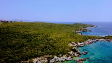 Güzel Turkuaz Denizi ile Rocky Sahili 'nin Hava Manzarası