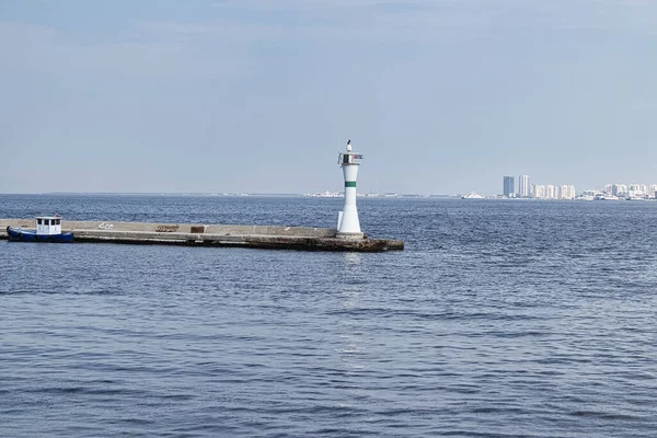 İzmir 'de dalgakıranın ortasında deniz feneri, Türkiye