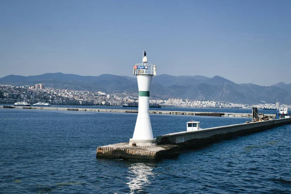 İzmir 'de dalgakıranın ortasında deniz feneri, Türkiye
