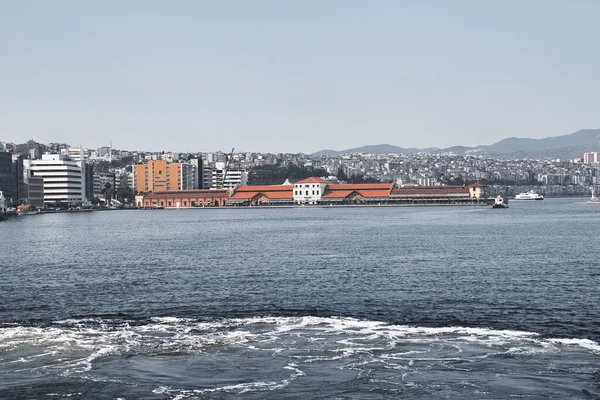 Konak İskelesi, denizin üzerindeki tarihi bina.