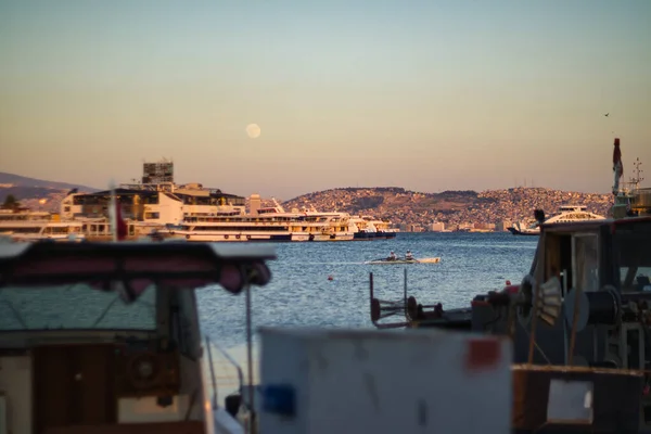 Denizde kano yapan insanlar.