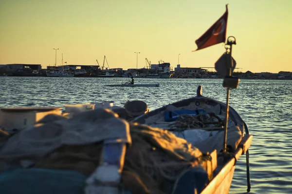 Sığ denizde insanlara kano yapmak