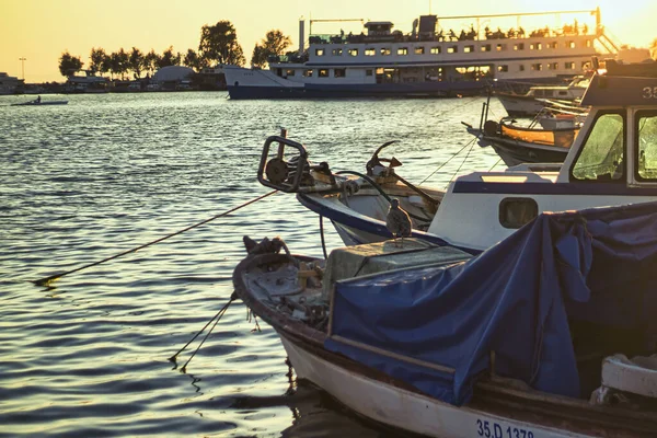 Martı gün batımında teknenin tepesinde duruyor.