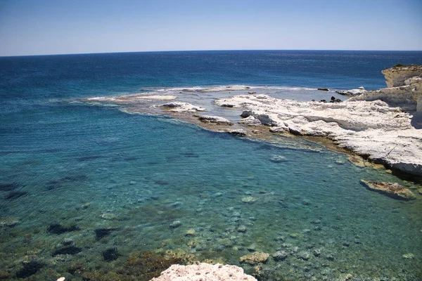 Güzel mavi suları olan kayalık bir sahil.