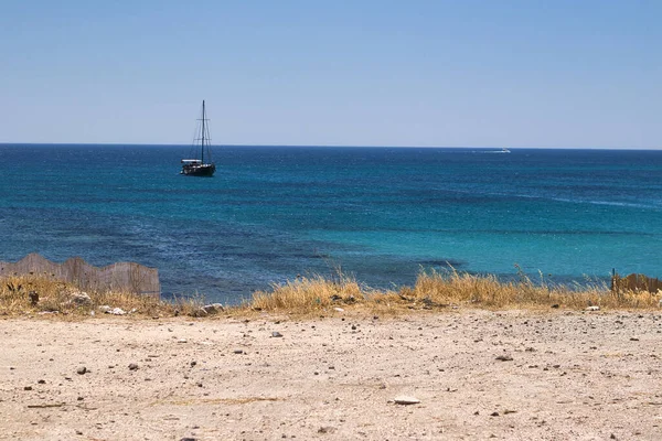 Güzel denizin ortasında bir tekne.
