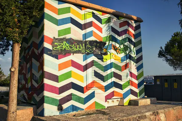 Kamu parkındaki renkli trafo binasının yakın görüntüsü