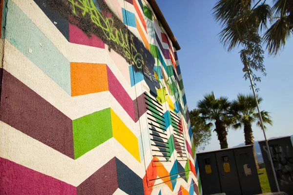 Kamu parkındaki renkli trafo binasının yakın görüntüsü