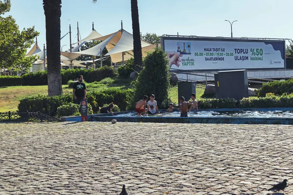 Suriyeli mülteci çocuklar halka açık süs havuzunda oynuyorlar