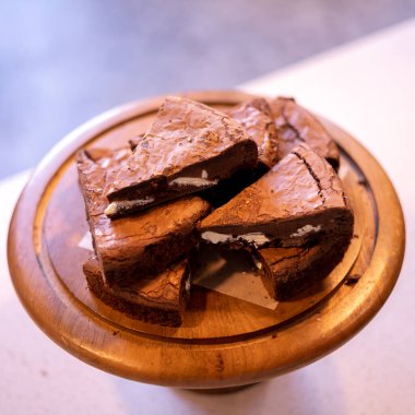 Ahşap arka plan, ev yapımı fırın ve tatlı çikolata kek bir yığın